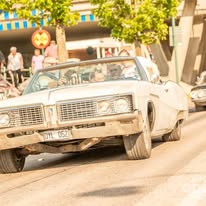 Vit cabriolet rullar genom stadens cruisingkö