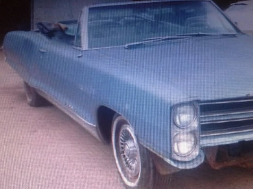 Ljusblå Pontiac cabriolet med kromade hjulkapslar