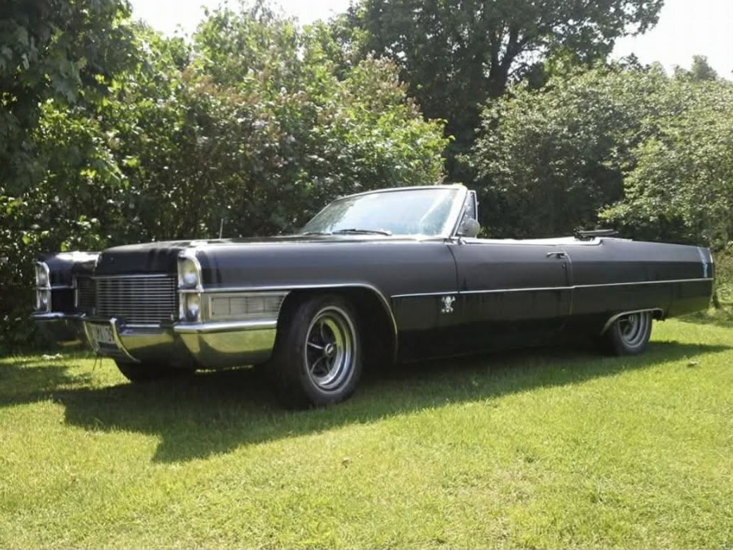 Svart Cadillac cabriolet 1965 på gräsmattan