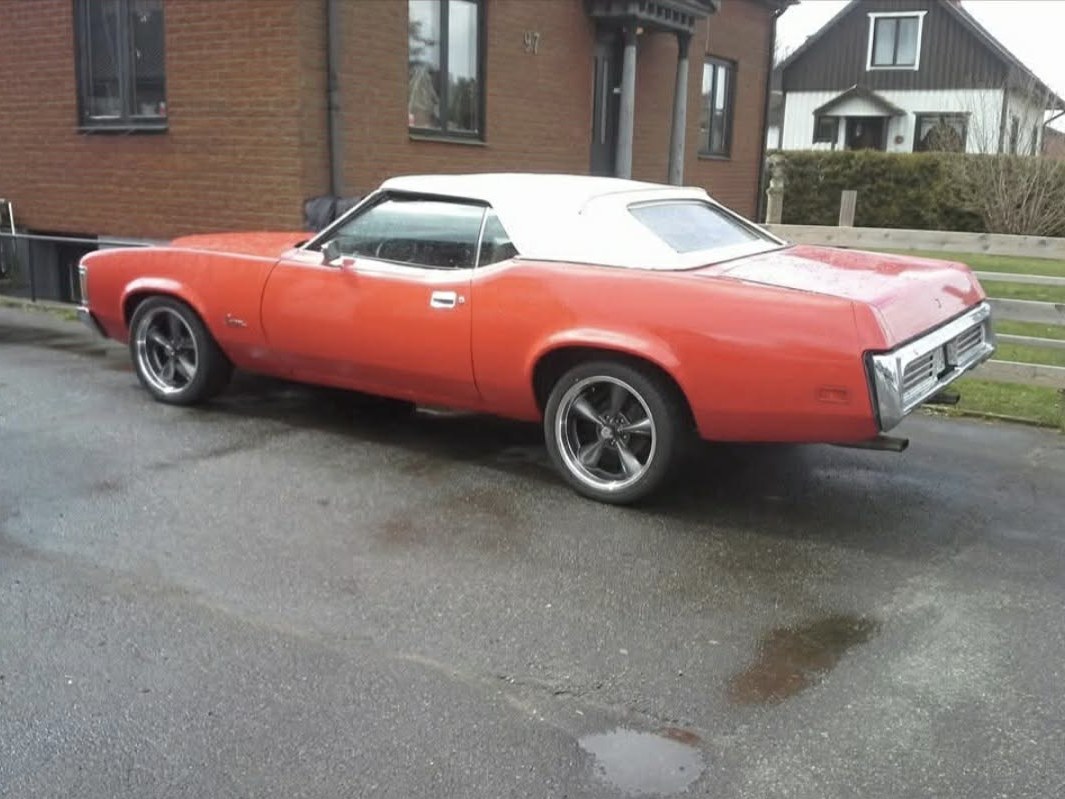 Orangeröd Mercury Cougar cabriolet med vitt sufflett
