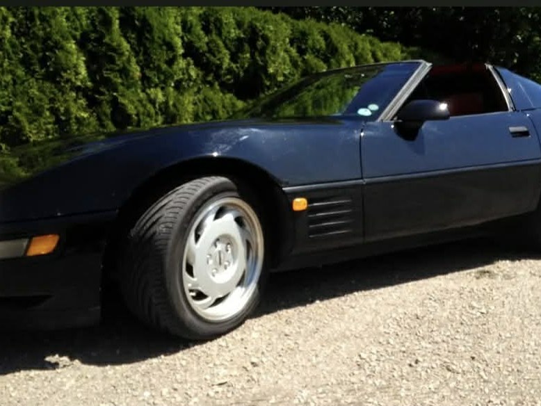 Mörkblå Chevrolet Corvette C4 med röd inredning
