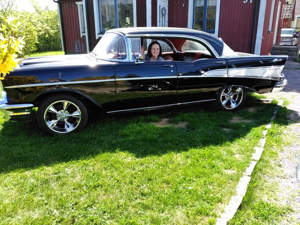 Svart Chevrolet Bel Air 1957 med röd inredning
