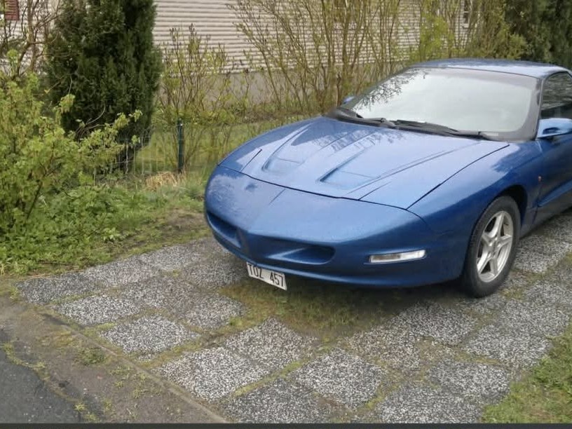 Blå Pontiac Firebird framifrån