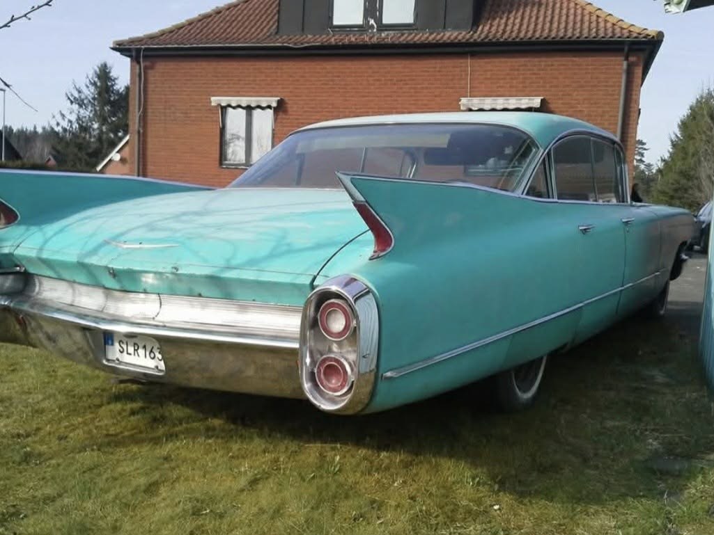 Turkos Cadillac 1960 bakifrån med höga fenor