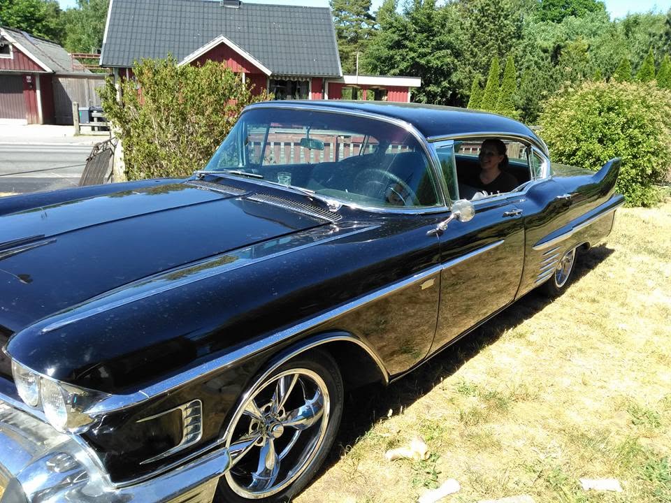 Svart Cadillac 1958 med krom och kromfälgar