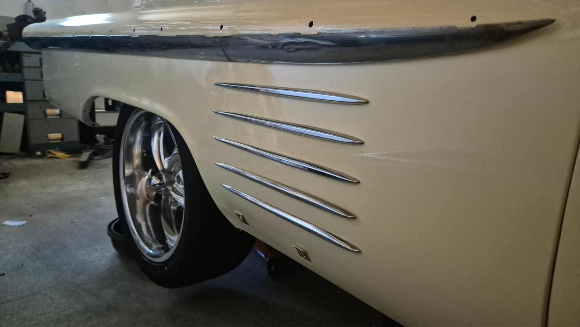 Cadillac Coupé – sidoparti med krompilar och blank fälg