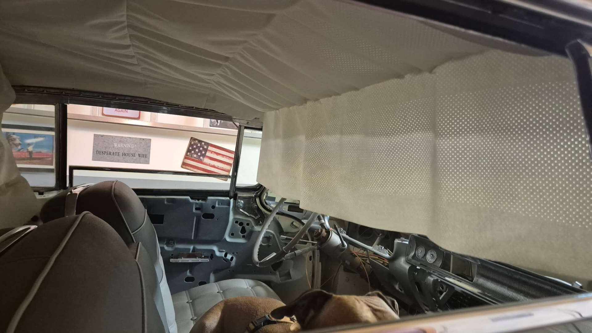 Cadillac Coupé – nytt takfoder monterat inifrån kupén