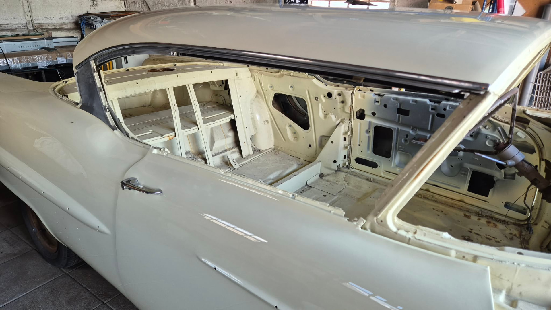 Cadillac Coupé – tak och dörröppning under inredningsarbete